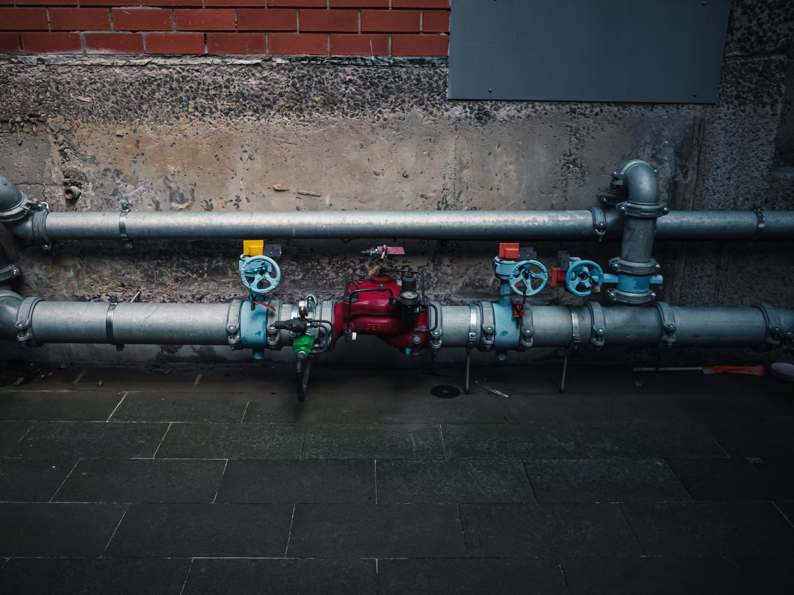 Water-sensing rope laid beneath a long process pipe run