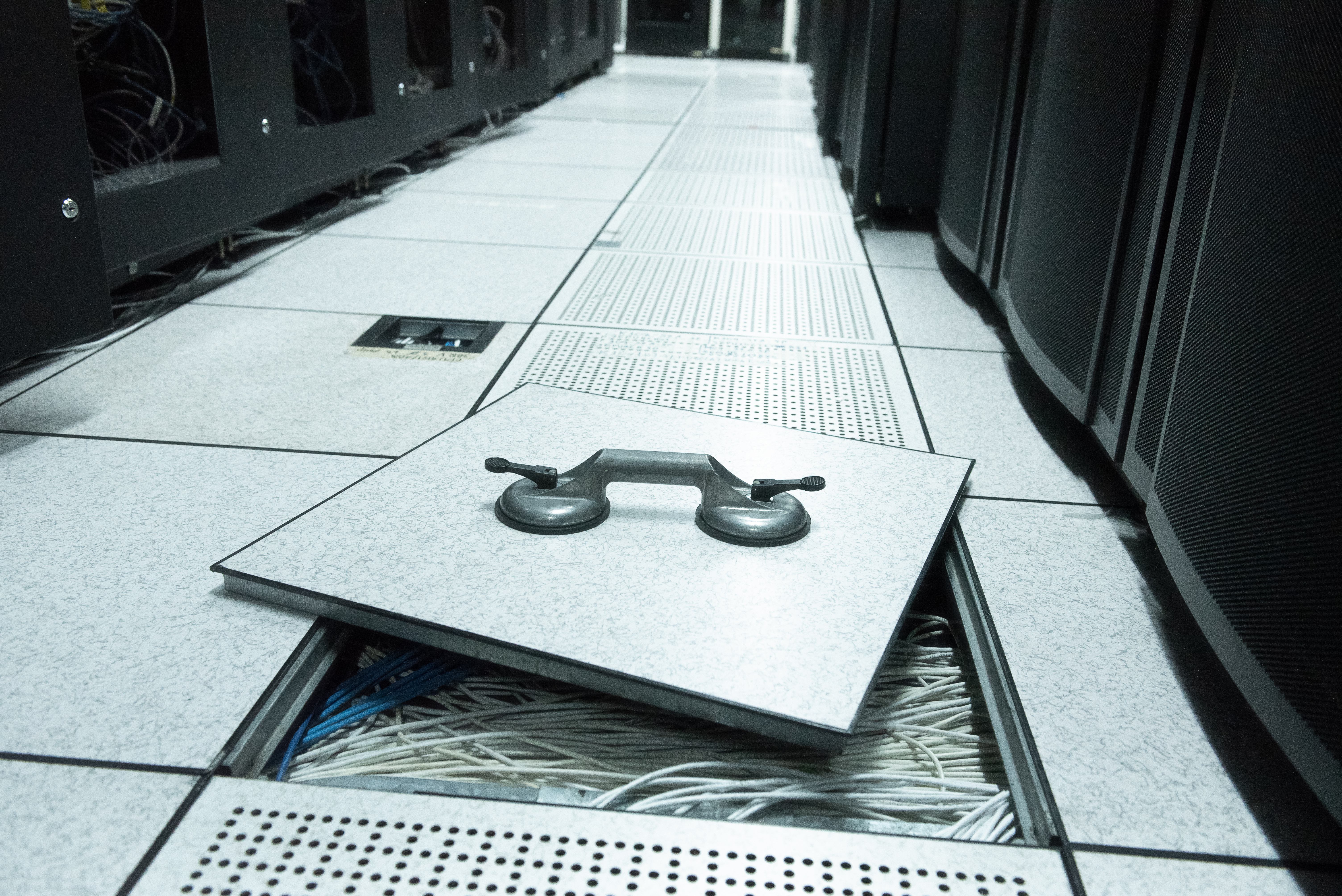 Water-sensing rope run around a server-room raised-floor perimeter