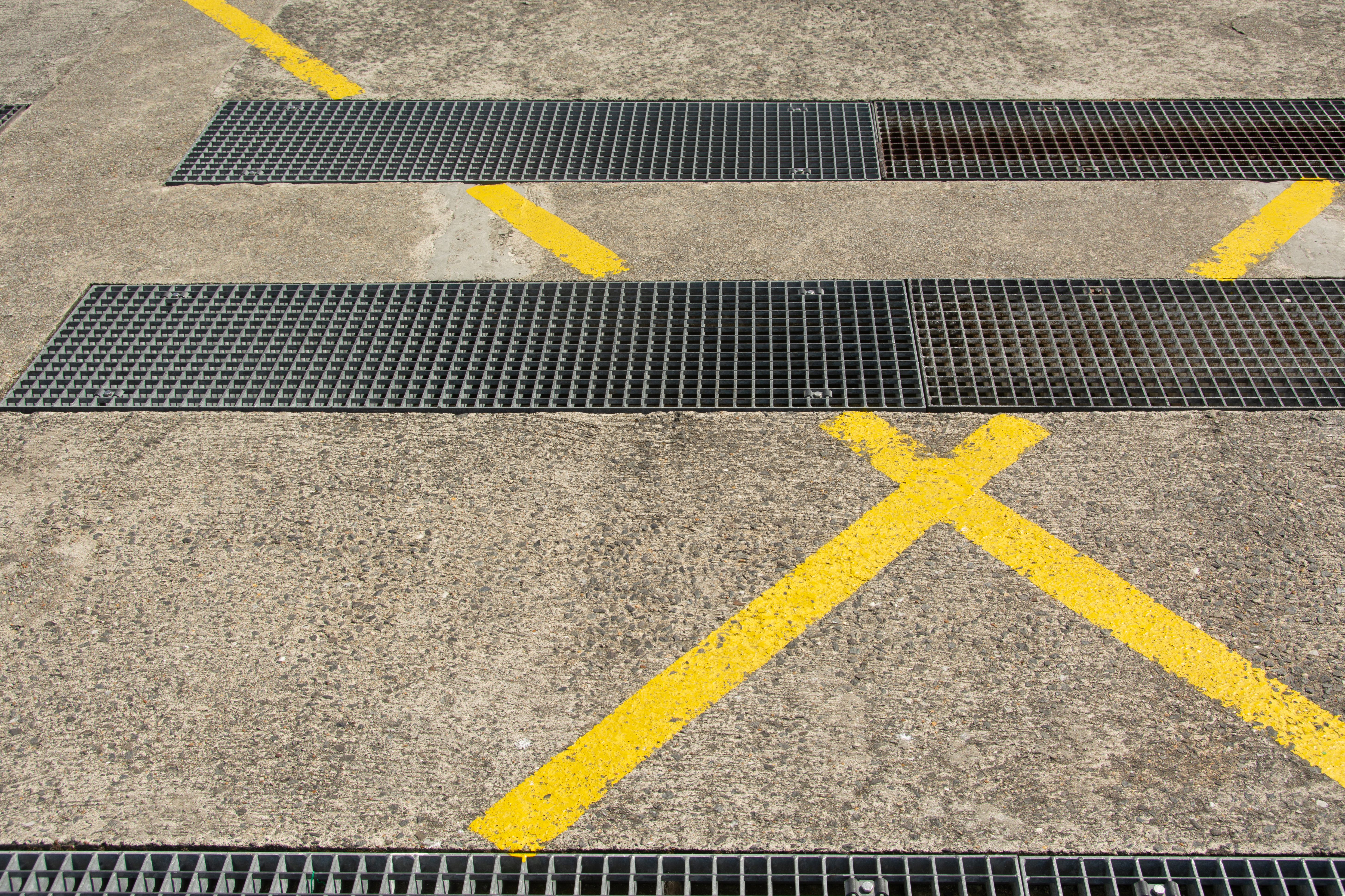 Water-sensing rope run along a trench drain and floor channel